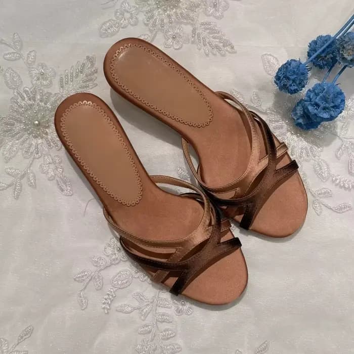 Sandales mules à talon chaton et bout carré en satin gris-vert à brides croisées pour femme – Élégan