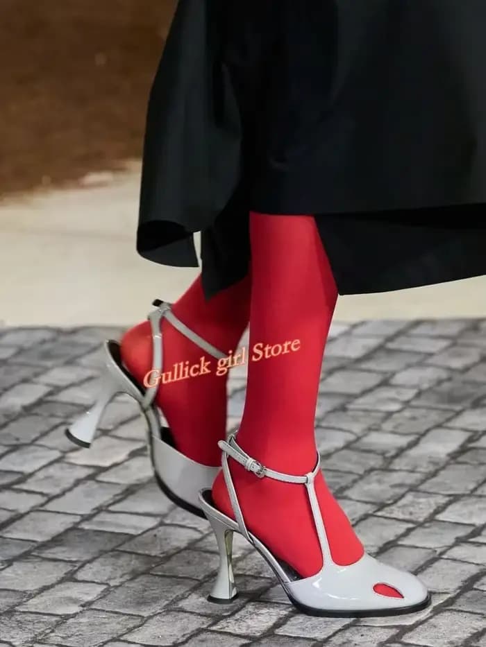 Escarpins à bride en T découpée, talon fin, boucle à la cheville, collection Runway 2026, chaussures