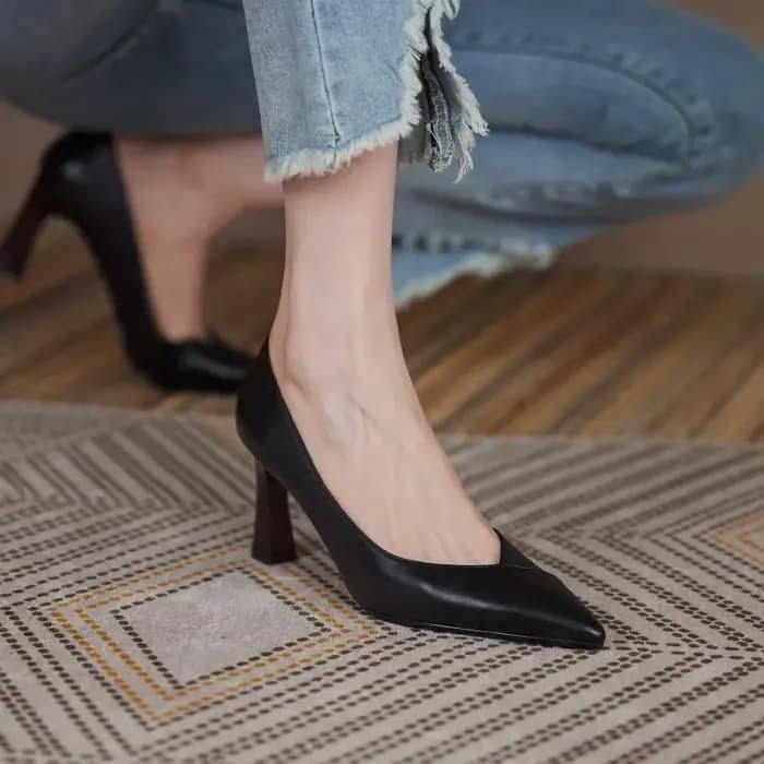 Escarpins en cuir de vachette pour femme, collection Printemps 2026, à bout pointu, talons aiguilles