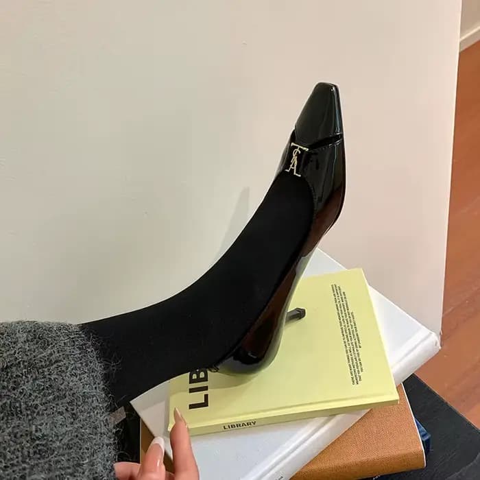 Arden Furtado escarpins à talons aiguilles en cuir verni noir bout carré décoration en métal tissage