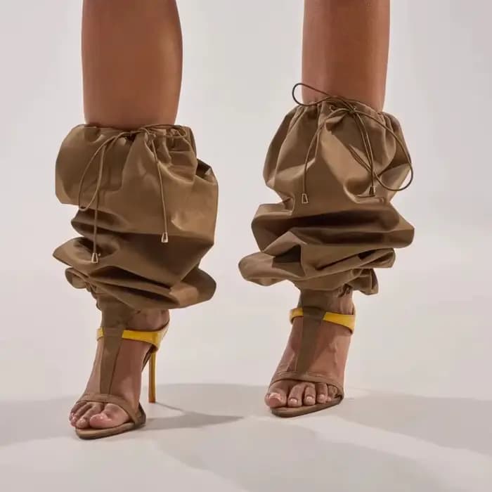 Sandales à talon aiguille bicolores jaune et taupe à bride en T, bout ouvert pointu, style minimalis