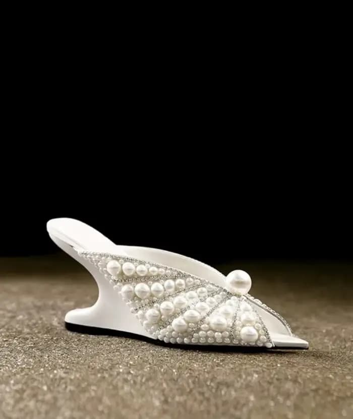 Sandales compensées à bout pointu en cuir blanc avec perles et cristaux pour femme – Chaussures de s