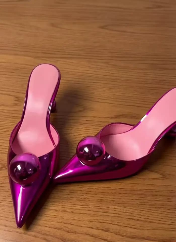 Sandales à talon ouvert fuchsia à bout pointu, avec décoration sphérique au bout et design unique à 