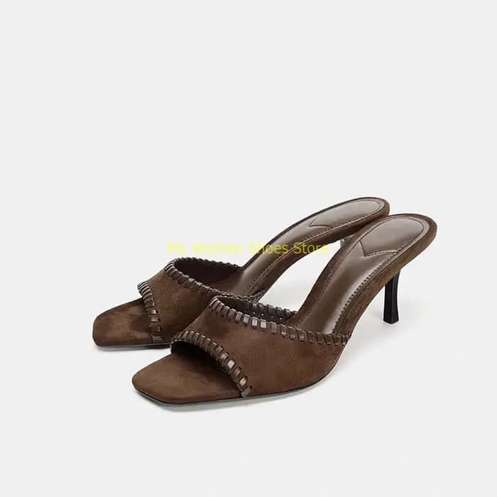 Mules en daim marron à bout carré, talon aiguille fin, à enfiler, style défilé, collection été 2026,