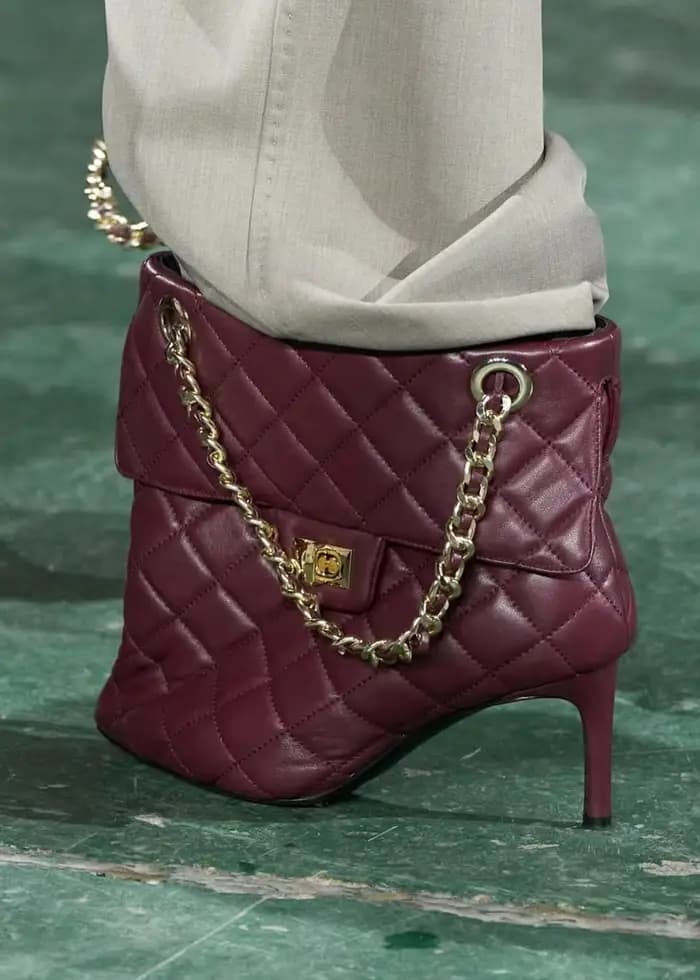 Bottines à talon aiguille en cuir foncé à bout pointu, design unique style sac à main, avec chaîne d