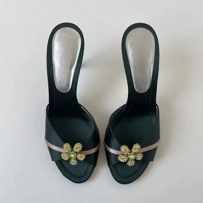 Sandales rétro en satin vert foncé à fleurs, avec accents de fleurs en cristal, talons aiguilles pee