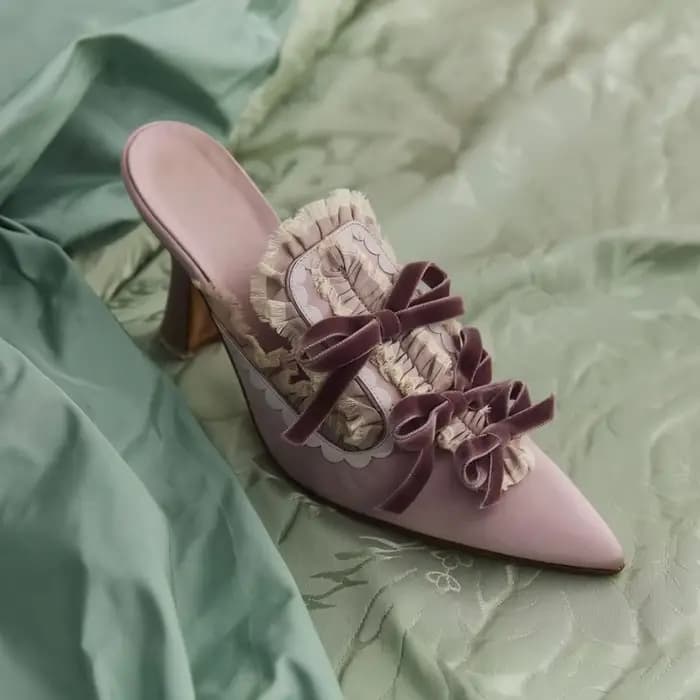 Mules élégantes rétro en satin rose poudré, talons compensés, nœud en velours, détail en dentelle à 