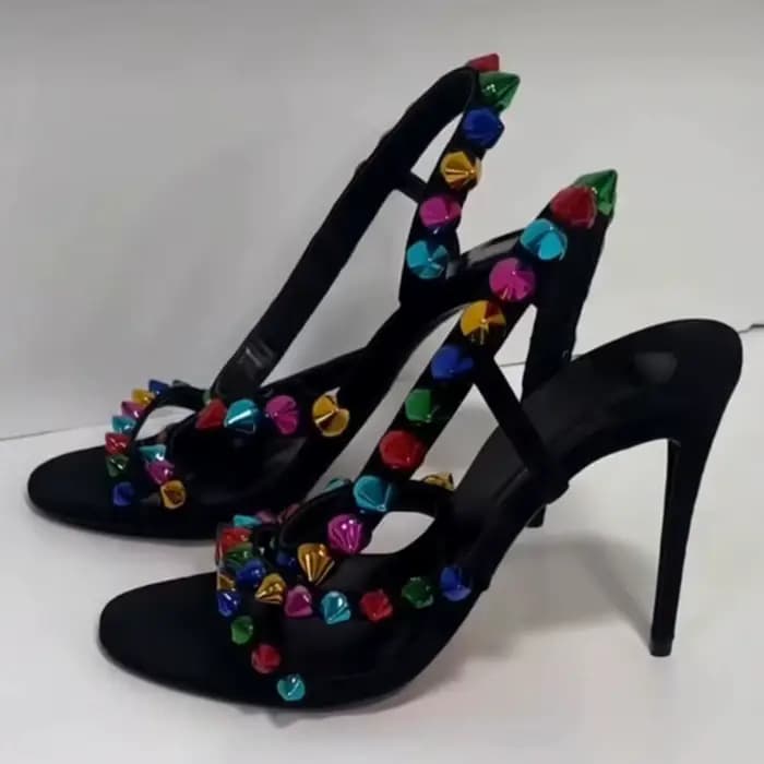 Sandales à talons aiguilles noires tendance avec lanières cloutées, style punk rock, sandales multic