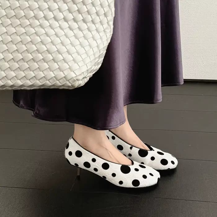 QUTAA 2026 – Escarpins tendance pour femme en cuir verni véritable à pois, talons hauts, à enfiler, 