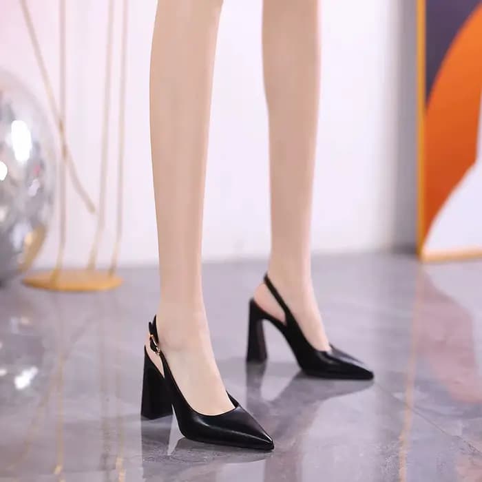 Chaussures à talons hauts pointus, élégantes et de haute qualité. Sandales d'été à talons hauts styl
