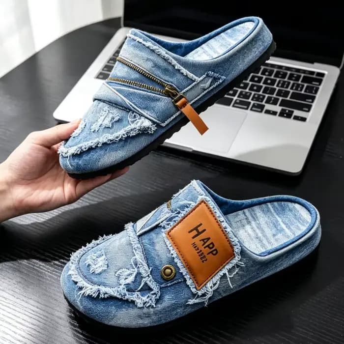 Mules en denim bleu clair avec bords effilochés, trous usés, fermeture éclair métallique, style faci