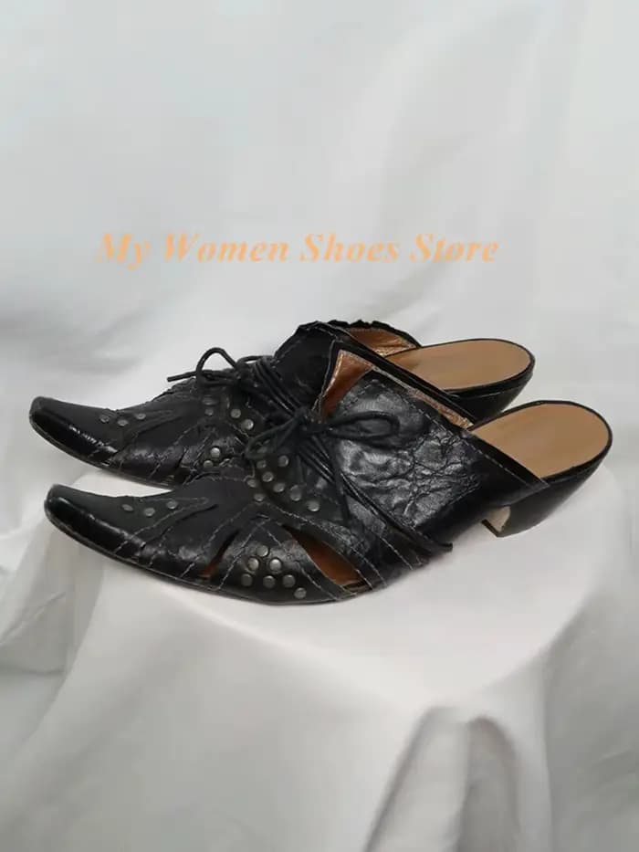 Mules à rivets et lanières, bout pointu sexy, en cuir noir mat, style défilé, collection Printemps-É