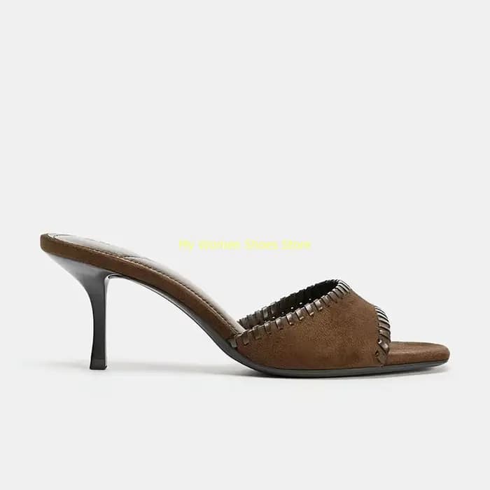 Mules en daim marron à bout carré, talon aiguille fin, à enfiler, style défilé, collection été 2026,