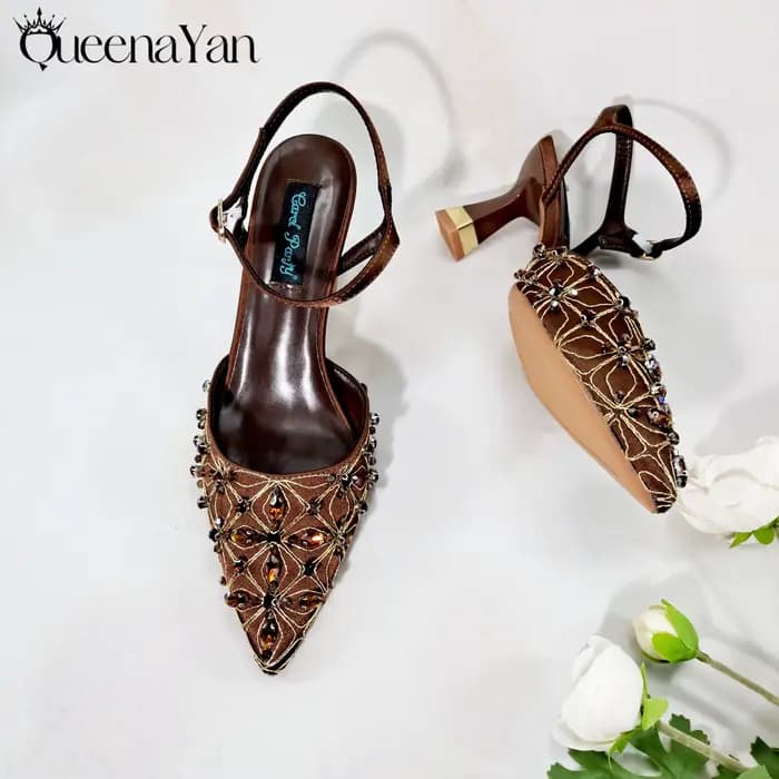 Queena Yan Le meilleur cadeau : Chaussures à bout pointu avec perles brodées au design doux Sandales