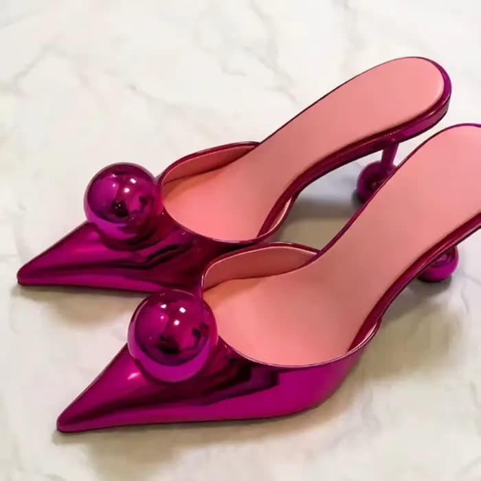 Sandales à talons métalliques brillantes et stylées avec accents de boules surdimensionnées, bout po