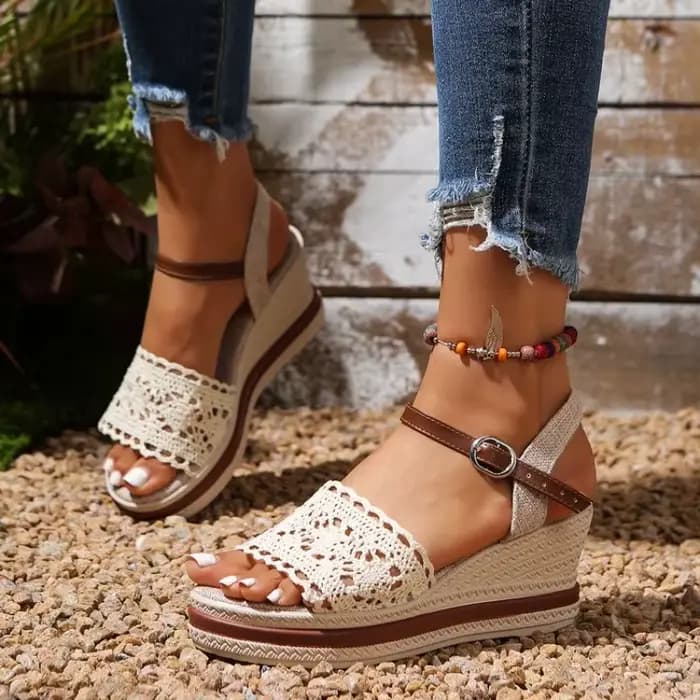 Sandales compensées pour femmes à plateforme, bout ouvert, talon moyen, empeigne effet crochet, brid