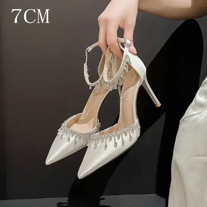 Chaussures de demoiselle d'honneur Comemore 2026 blanches en satin, à talons hauts, avec strass et c