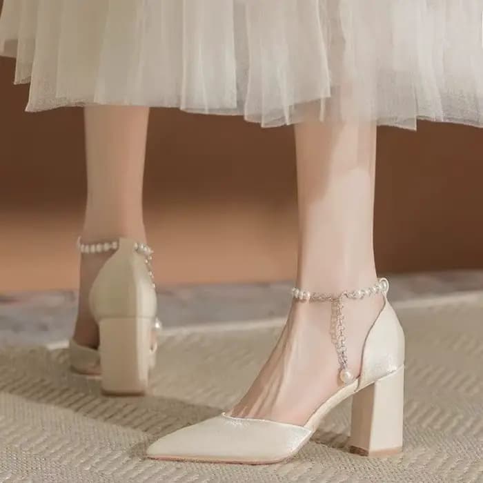 Chaussures de mariée élégantes en Satin ornées de perles, chaussures de mariée à talons bas épais de