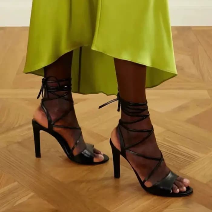 Sandales d'été élégantes et minimalistes à talon aiguille, en cuir verni noir, à bout ouvert, à lace