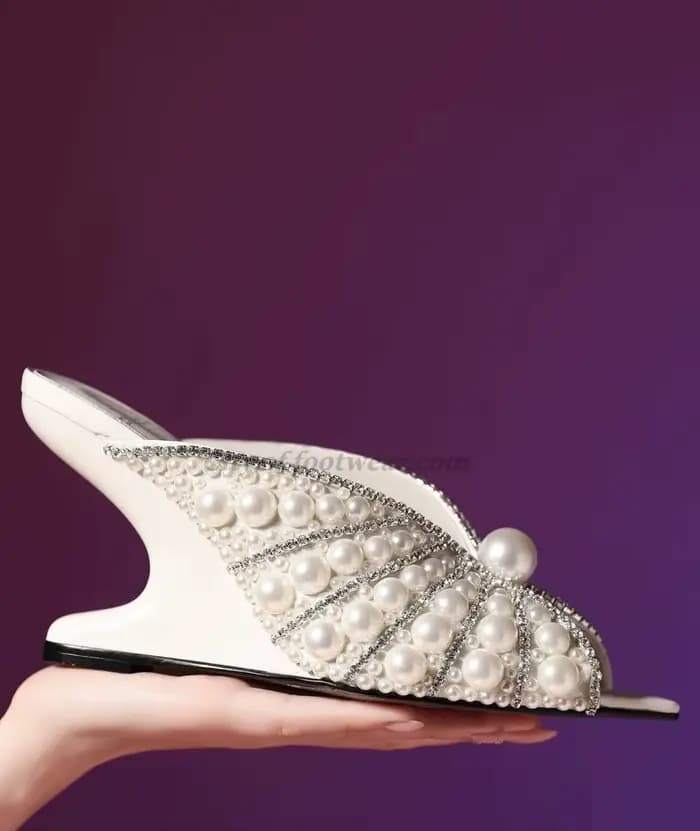 Sandales compensées à bout pointu en cuir blanc avec perles et cristaux pour femme – Chaussures de s