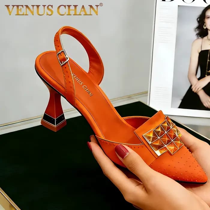 Venus Chan 2026 – Élégantes sandales à talons hauts et bout pointu ornées de strass orange – Chaussu