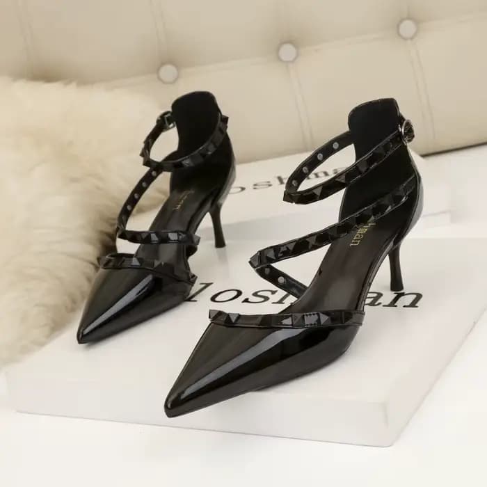 Bout pointu Stiletto mode dames talons hauts Rivets Sexy dames grandes sandales à talons hauts femme