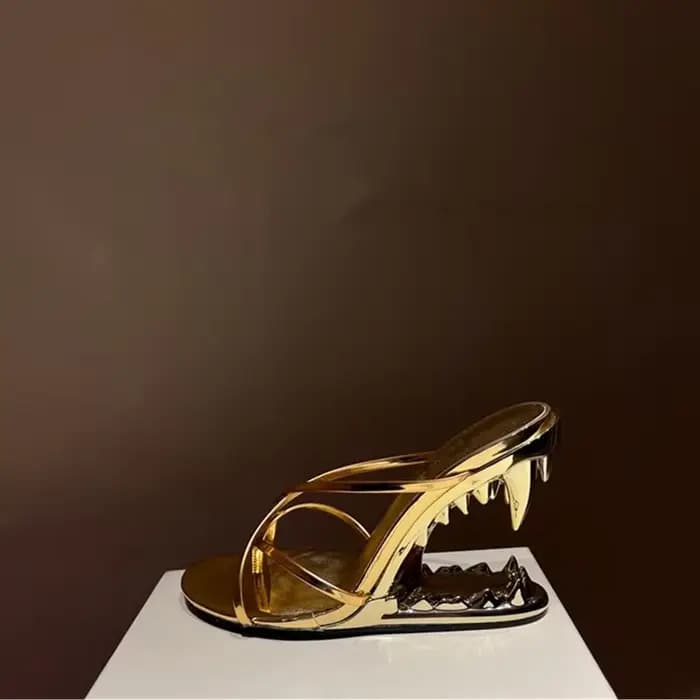 Talons hauts en métal avec crocs évidés