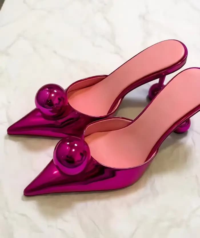 Sandales à talons métalliques brillantes et stylées avec accents de boules surdimensionnées