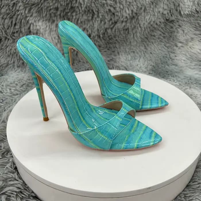 Mules à talon aiguille en cuir verni turquoise gaufré façon croco pour femme - Sandales