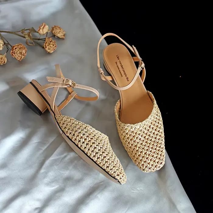 Sandales en cuir brodé style français