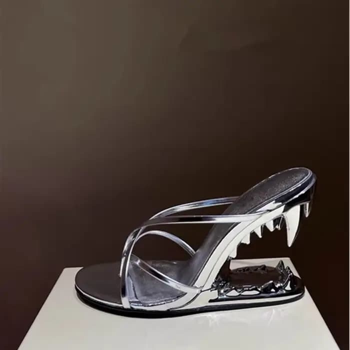 Talons hauts en métal avec crocs évidés