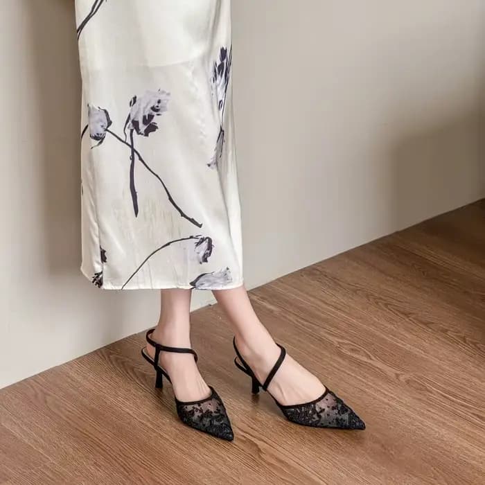 Chaussures à talons hauts noires en dentelle florale française
