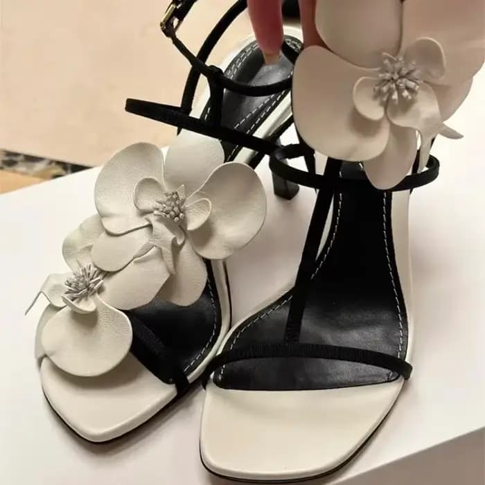 Sandales à talons élégantes avec décoration de fleurs blanches pour femmes