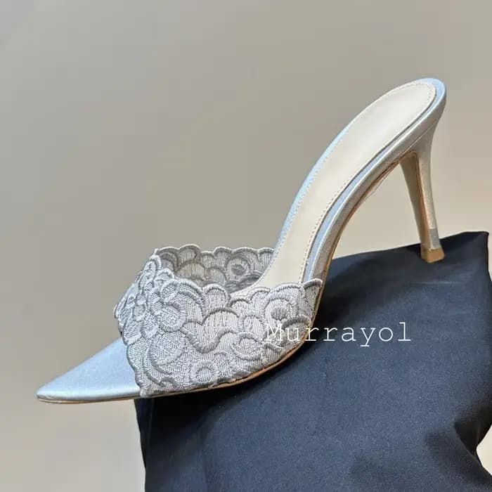 Nouveau Design de broderie en dentelle bout ouvert mince talons hauts pantoufles femmes