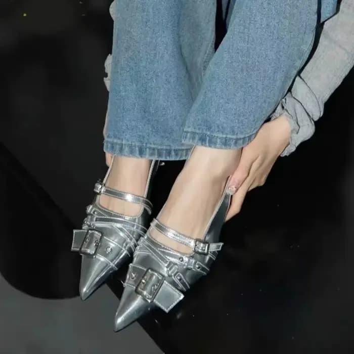 2025Vintage sandales à talons aiguilles automne nouveau bout pointu rivet peu profond boucle en métal une sangle