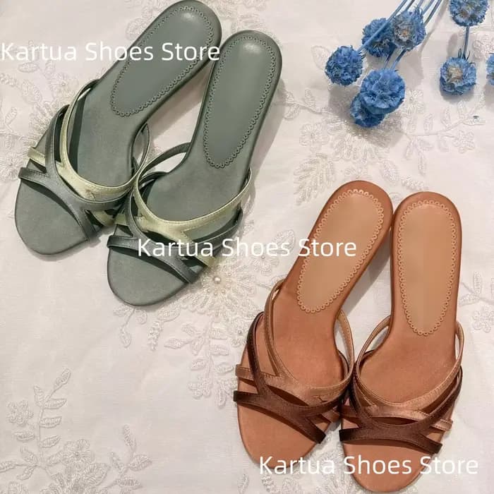 Sandales mules à talon chaton et bout carré en satin gris-vert à brides croisées pour femme – Élégance vintage