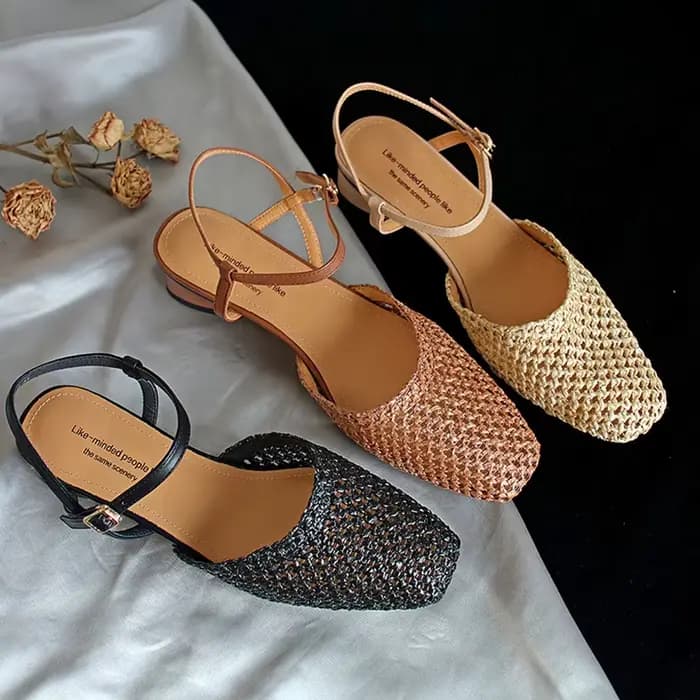 Sandales en cuir brodé style français