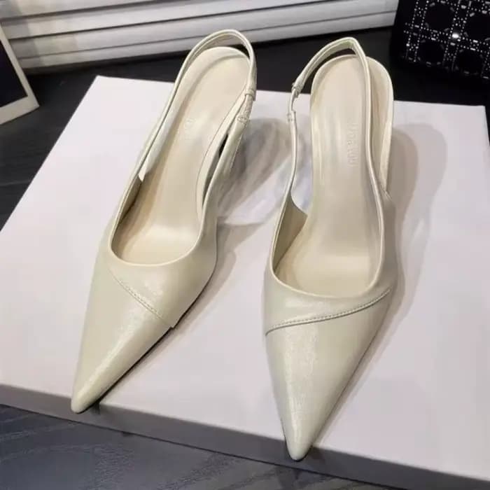 Sandales tendance de haute qualité. Chaussures à bout pointu et talon bas pour femmes