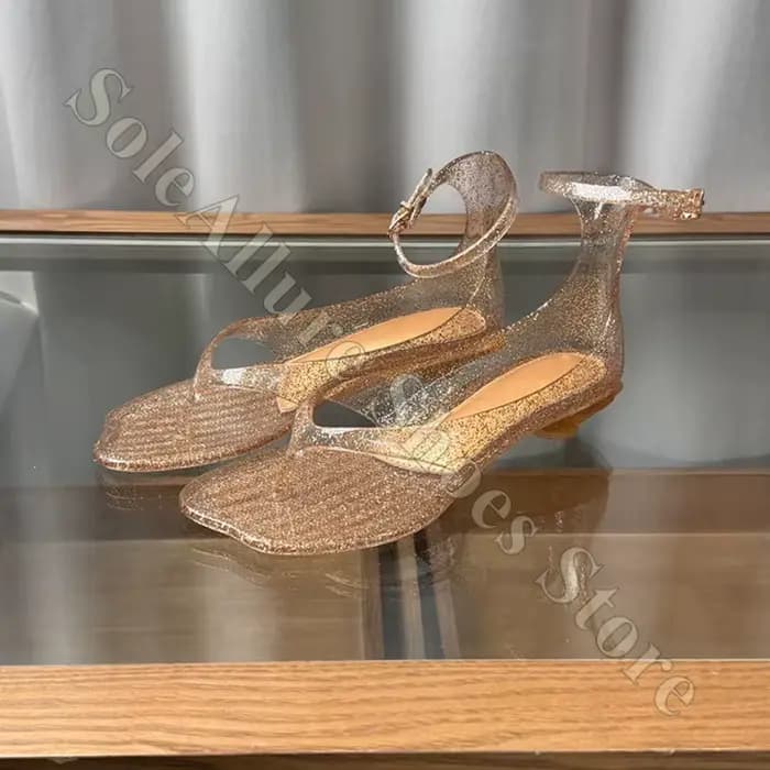 Sandales en gelée scintillantes avec boucle à la cheville, talon bloc bas, style tongs, antidérapantes pour les sorties à la plage et les événements estivaux