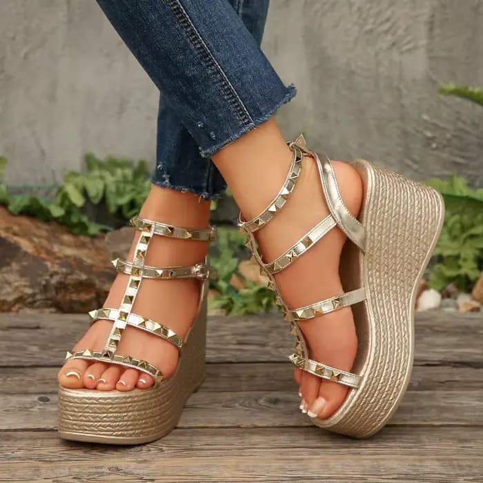 Sandales compensées pour femme, style romain, à rivets, antidérapantes, nouvelle collection été 2026, couleur unie, style punk, avec double boucle et bride de cheville