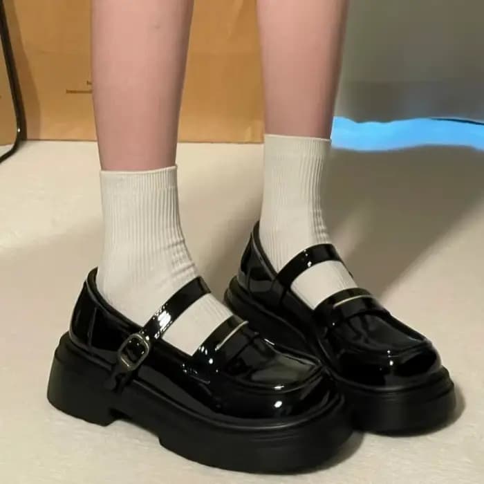 Chaussures en cuir à talons bas pour femmes