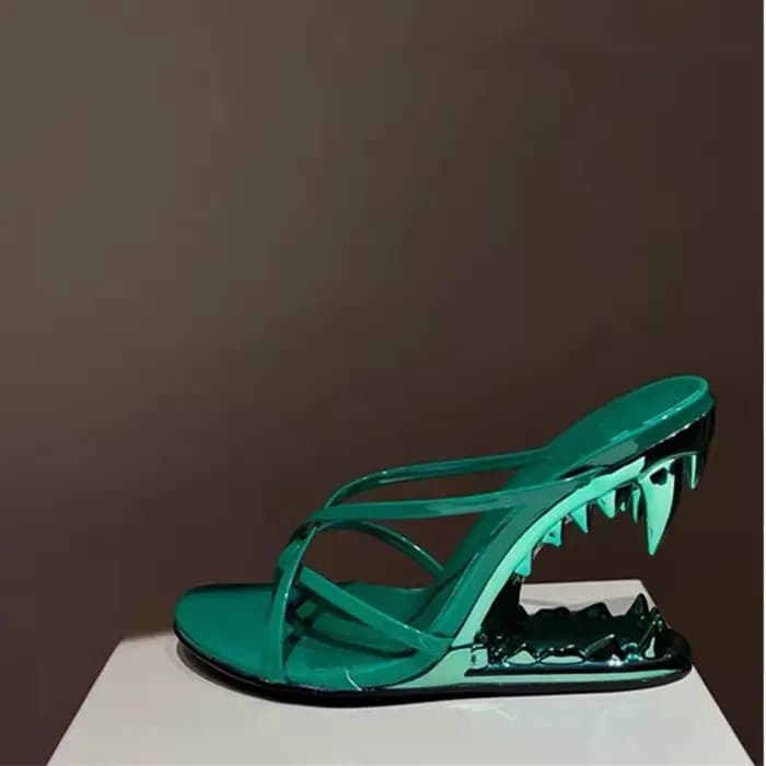 Talons hauts en métal avec crocs évidés