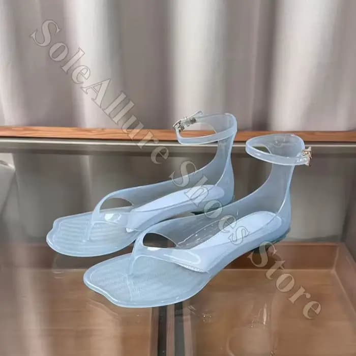 Sandales en gelée scintillantes avec boucle à la cheville, talon bloc bas, style tongs, antidérapantes pour les sorties à la plage et les événements estivaux