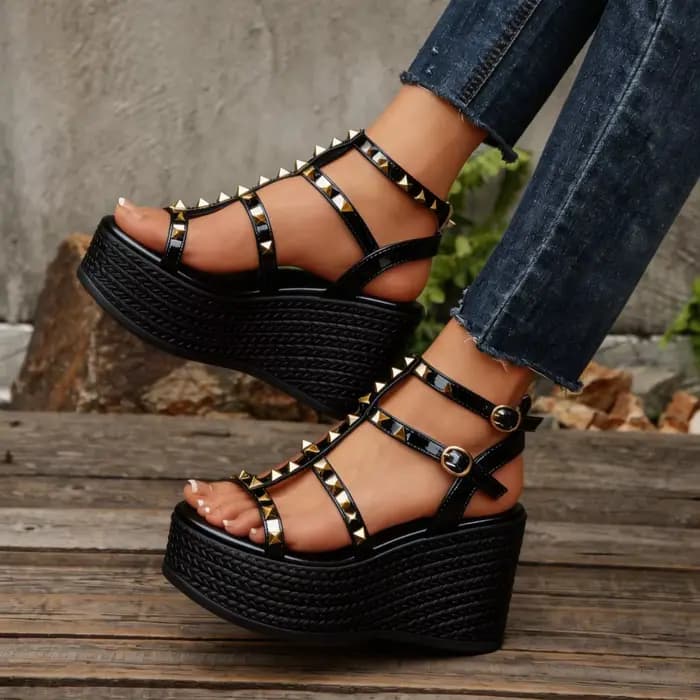 Sandales compensées pour femme, style romain, à rivets, antidérapantes, nouvelle collection été 2026, couleur unie, style punk, avec double boucle et bride de cheville