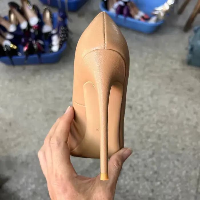 Talons aiguilles à bout pointu en cuir nu