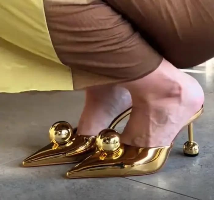 Sandales à talons métalliques brillantes et stylées avec accents de boules surdimensionnées
