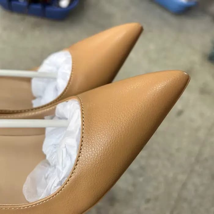Talons aiguilles à bout pointu en cuir nu