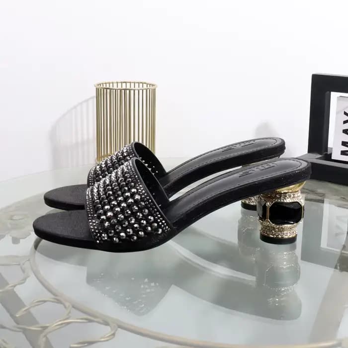 Sandales à talons dorés avec strass