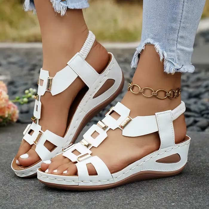 Sandales compensées tendance pour femme avec lanières et détails métalliques, respirantes et confortables, style mules, streetwear, polyvalentes