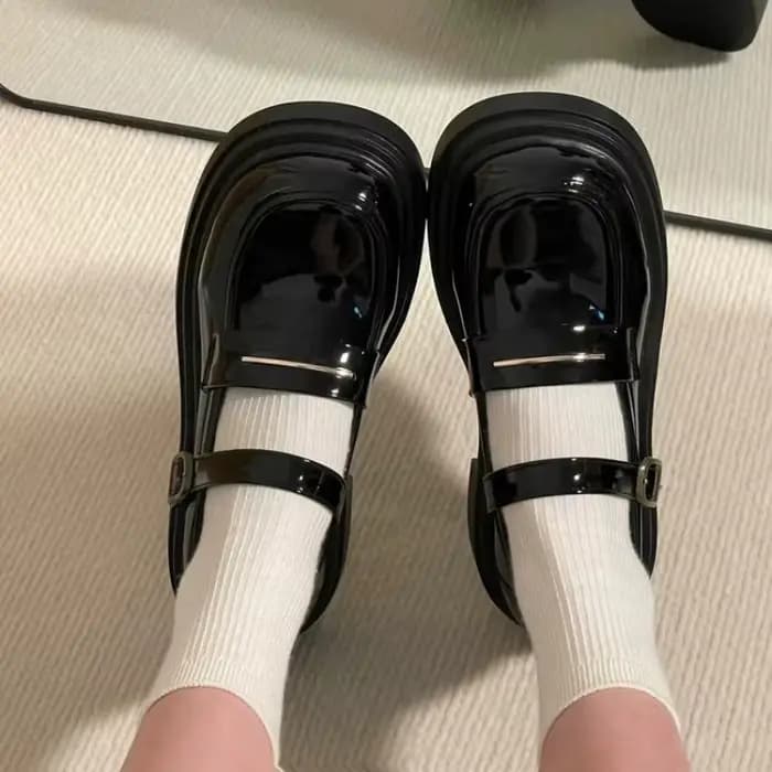 Chaussures en cuir à talons bas pour femmes